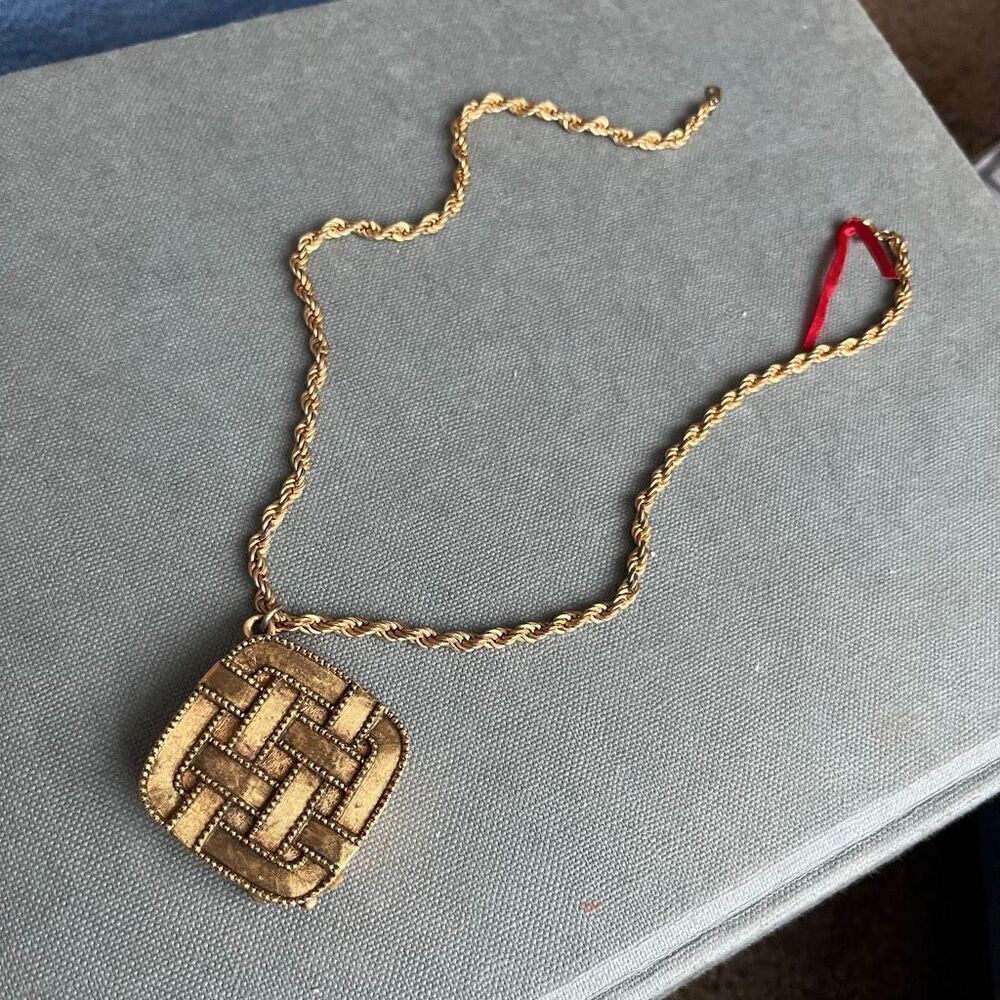VTG Aviance Solid Perfume Compact Pendant Necklace Gold Tone 18”